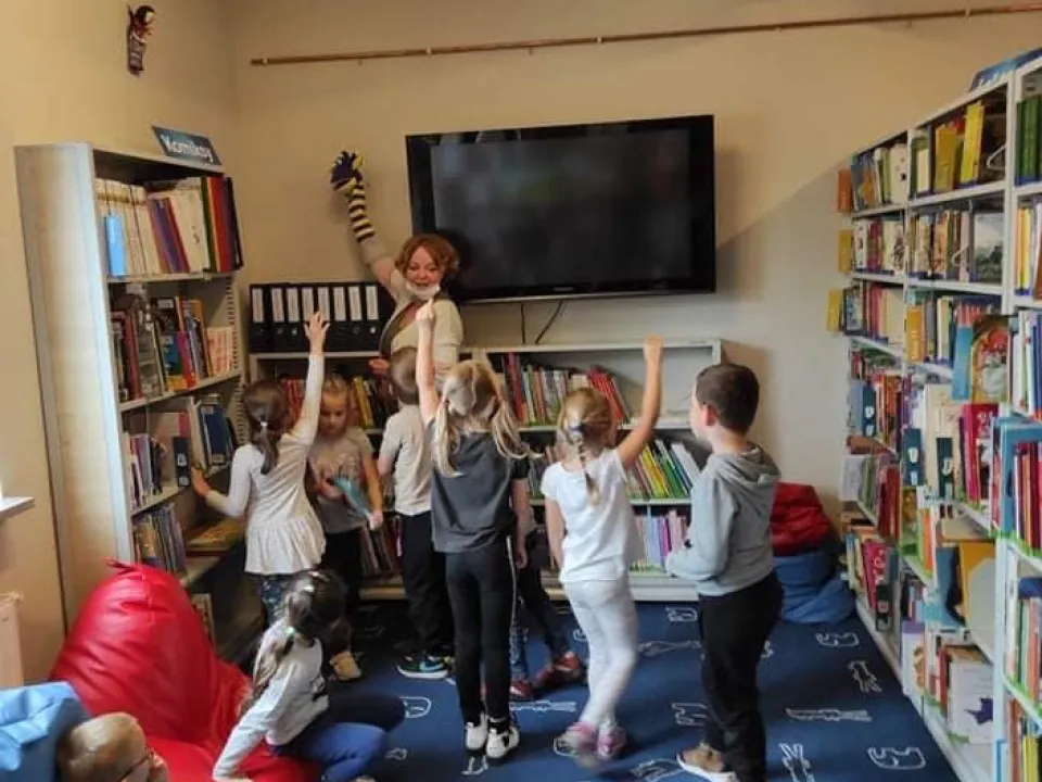 Delfiny w Wojewódzkiej Biblioteki Publicznej w Kielcach — zdjęcie 12