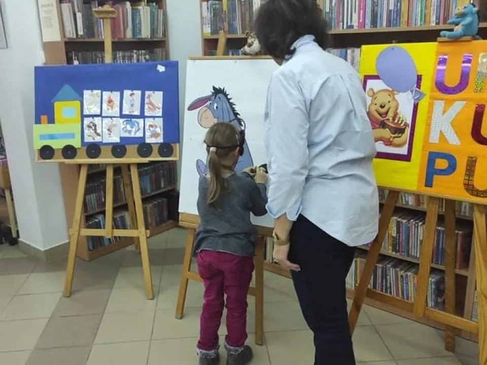 Delfiny w bibliotece — zdjęcie 3