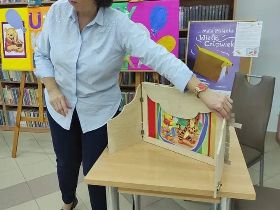 Delfiny w bibliotece — zdjęcie 22