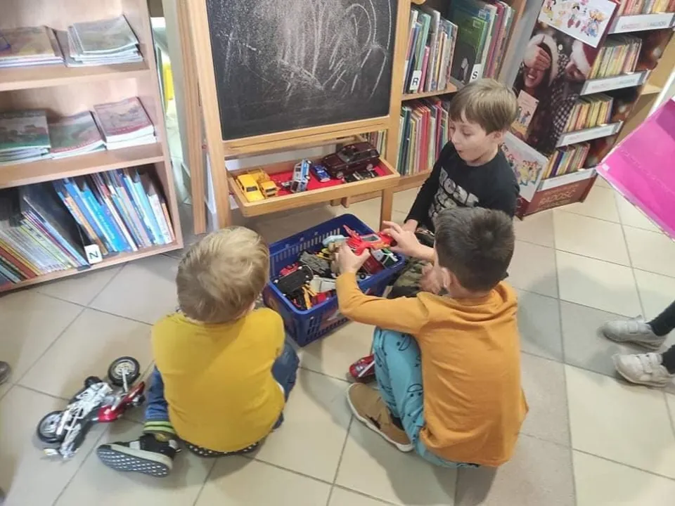 Delfiny w bibliotece — zdjęcie 25