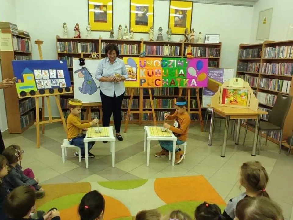 Wizyta grupy „Delfinów” w Miejskiej Bibliotece Publicznej — zdjęcie 4