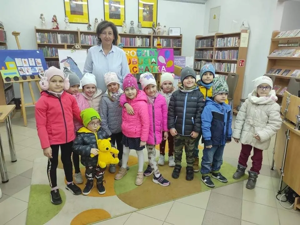 Wizyta grupy „Delfinów” w Miejskiej Bibliotece Publicznej — zdjęcie 5