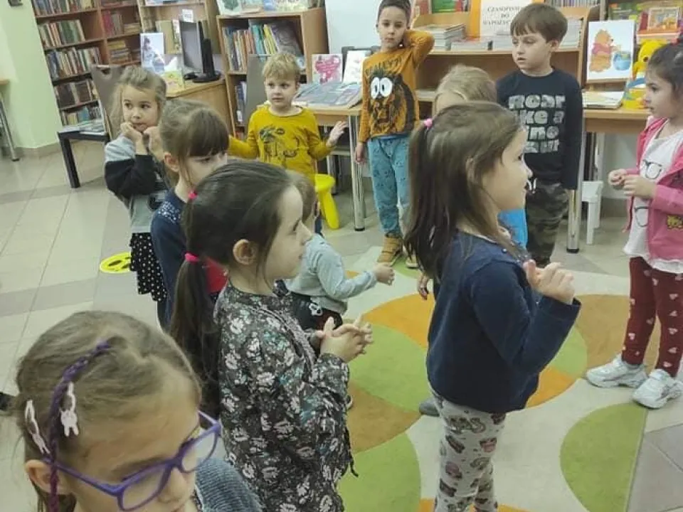 Wizyta grupy „Delfinów” w Miejskiej Bibliotece Publicznej — zdjęcie 8