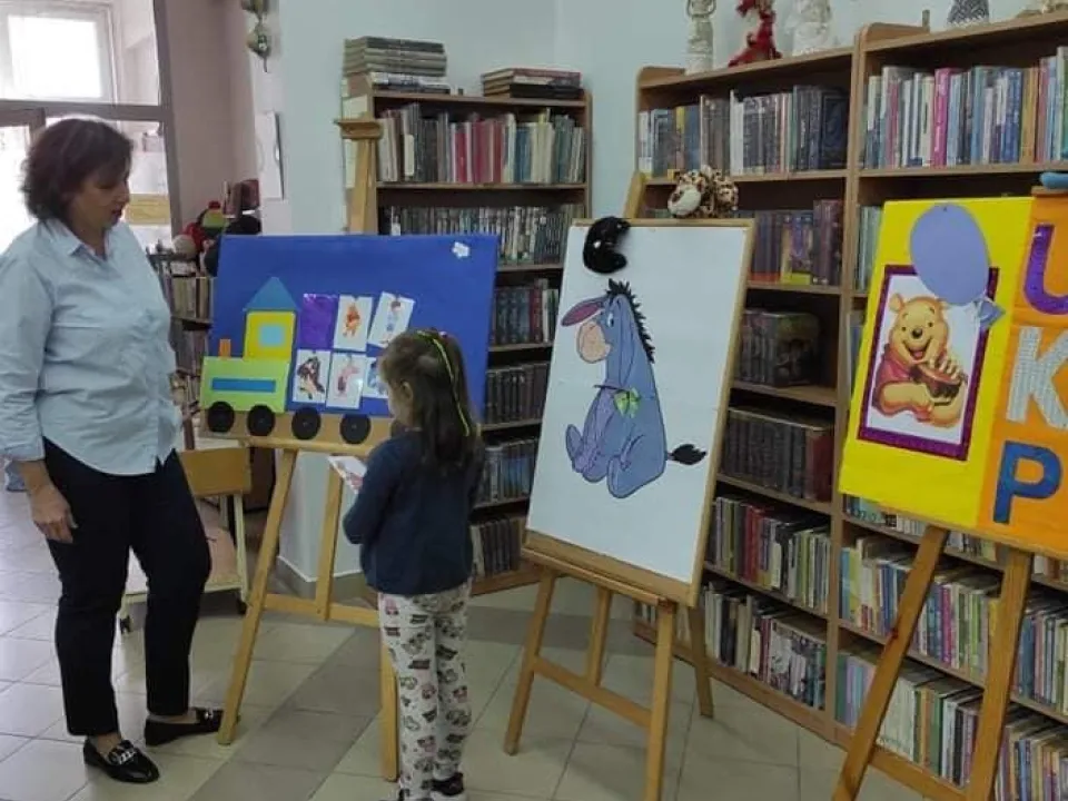 Wizyta grupy „Delfinów” w Miejskiej Bibliotece Publicznej — zdjęcie 9