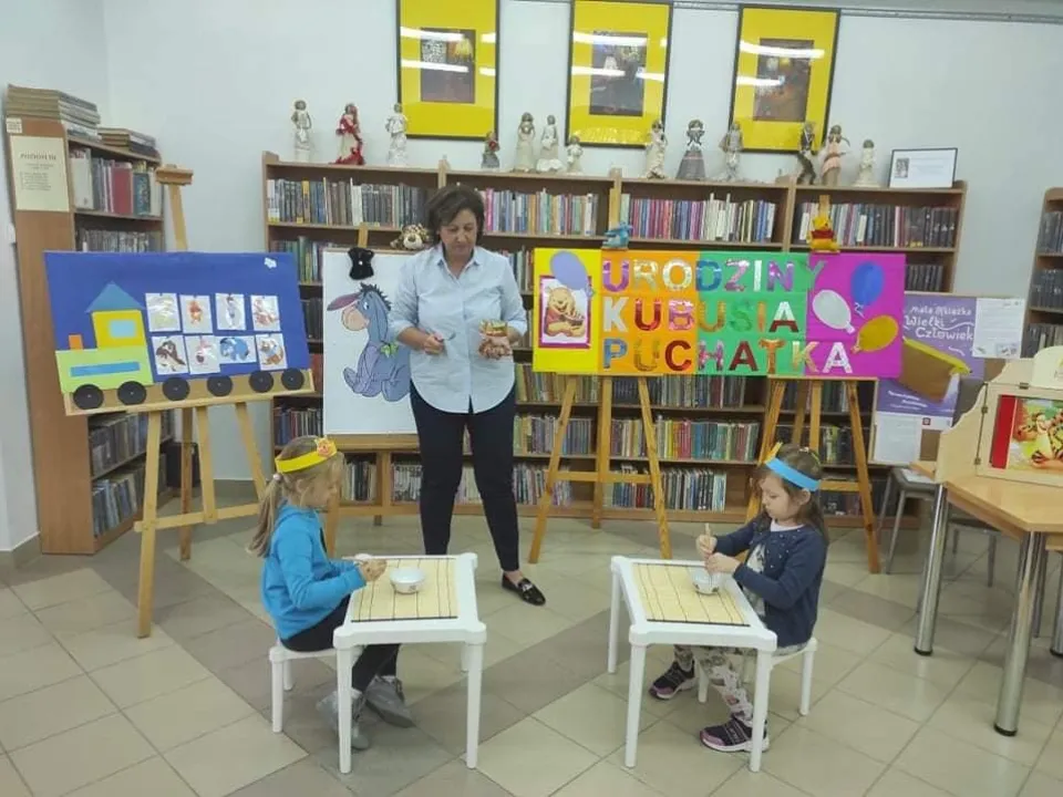 Wizyta grupy „Delfinów” w Miejskiej Bibliotece Publicznej — zdjęcie 12