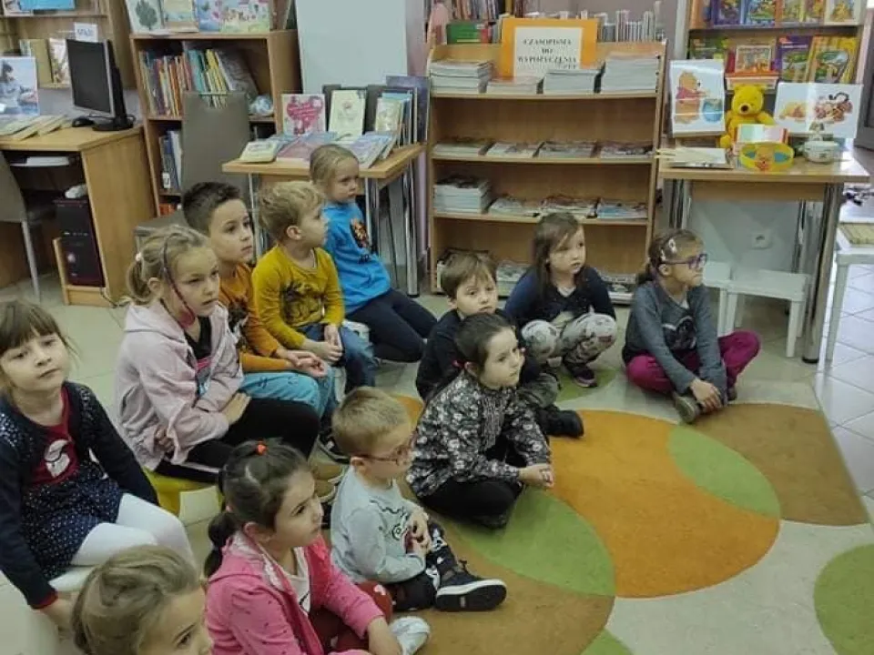 Wizyta grupy „Delfinów” w Miejskiej Bibliotece Publicznej — zdjęcie 13