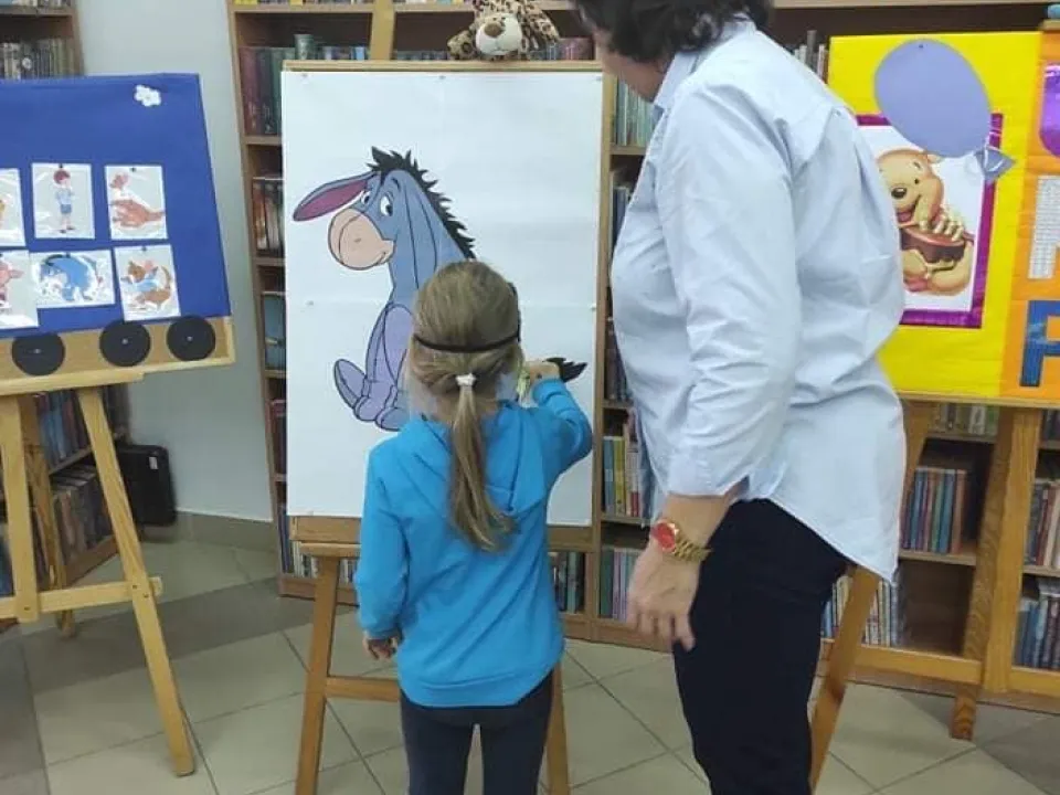 Wizyta grupy „Delfinów” w Miejskiej Bibliotece Publicznej — zdjęcie 14