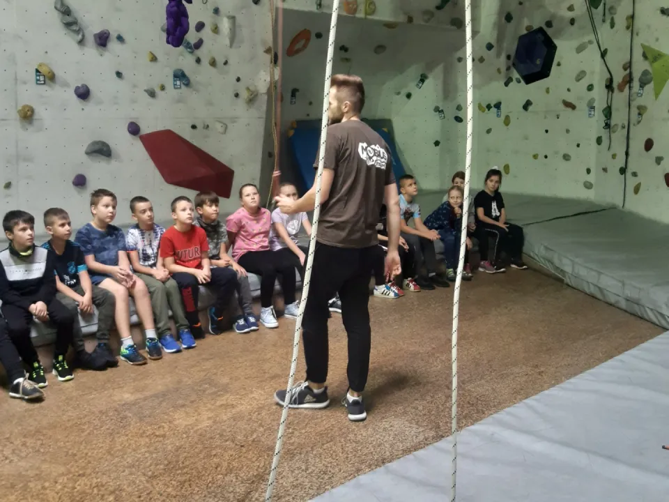 Klasa 4c na ściance wspinaczkowej — zdjęcie 2