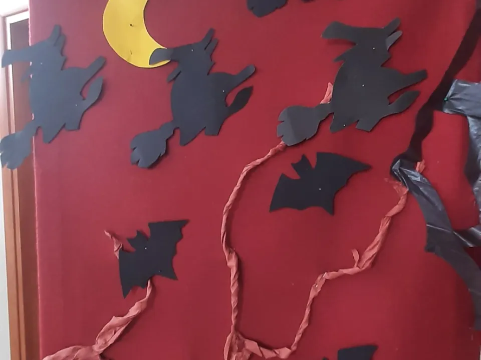 Świetlicowe dekoracje halloweenowe — zdjęcie 8