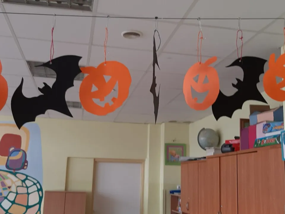 Świetlicowe dekoracje halloweenowe — zdjęcie 11