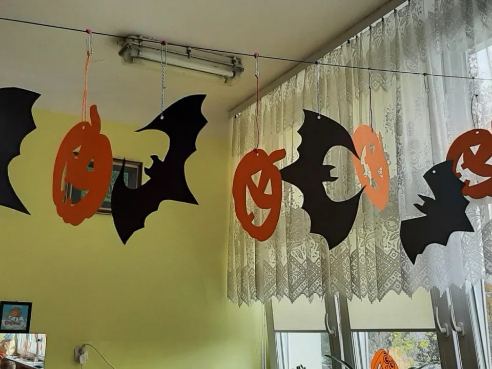 Świetlicowe dekoracje halloweenowe — zdjęcie 12