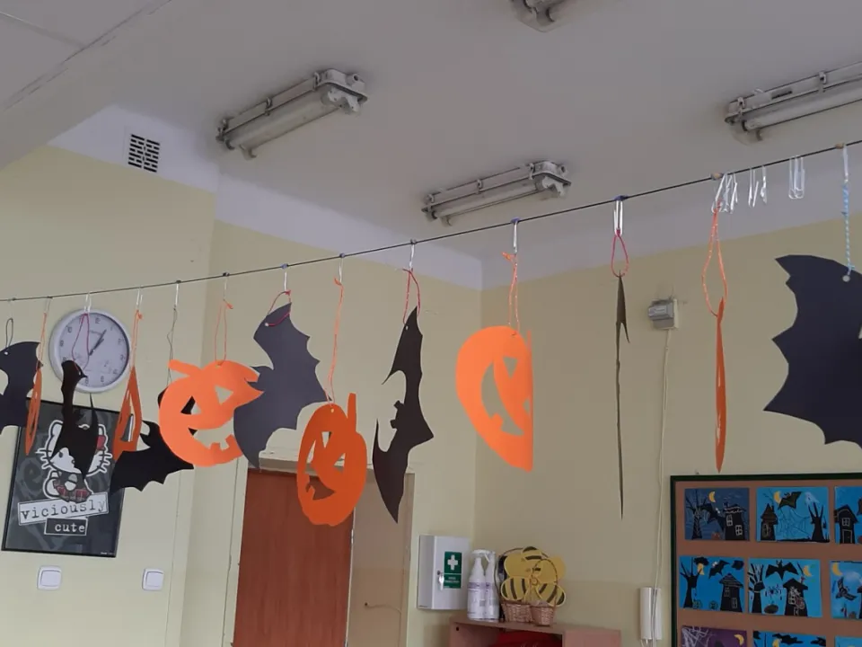 Świetlicowe dekoracje halloweenowe — zdjęcie 14