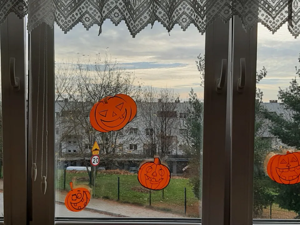 Świetlicowe dekoracje halloweenowe — zdjęcie 20