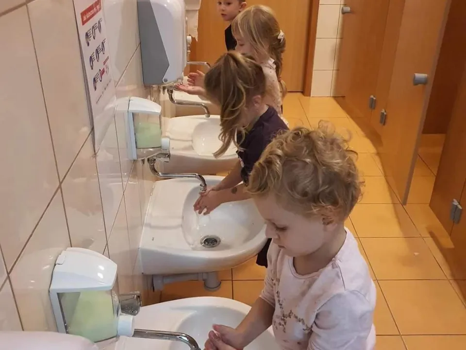 Światowy Dzień Mycia Rąk w grupie Biedronek — zdjęcie 6