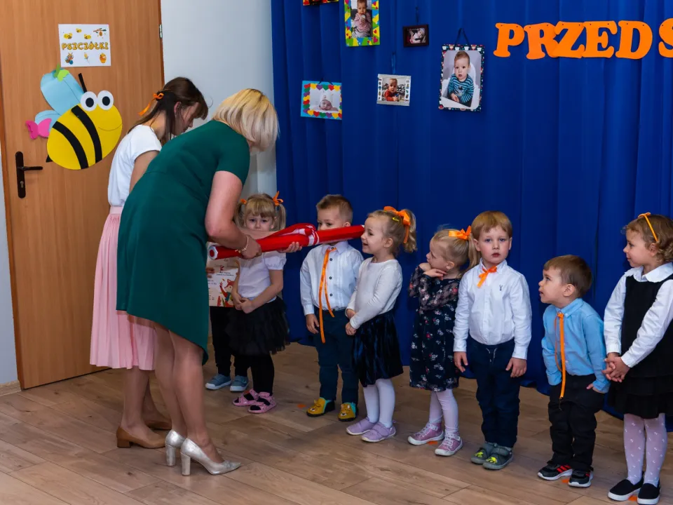 Sprawozdanie z uroczystości Pasowania na Przedszkolaka — zdjęcie 13