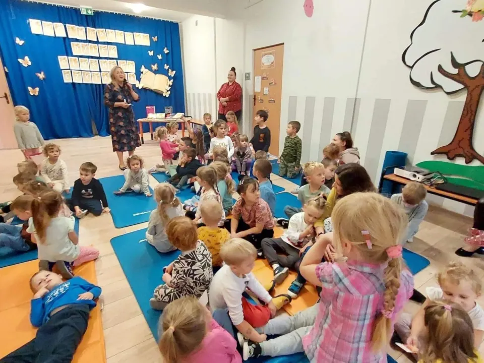 Głośne czytanie książek w grupie Delfiny — zdjęcie 1
