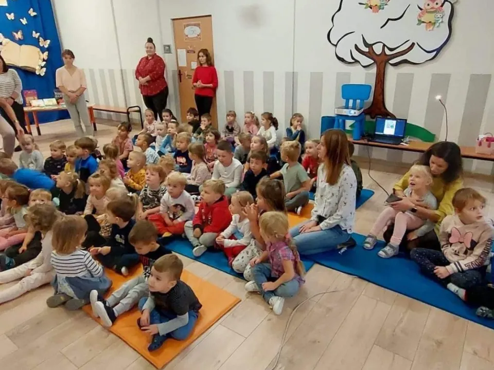 Głośne czytanie książek w grupie Delfiny — zdjęcie 3