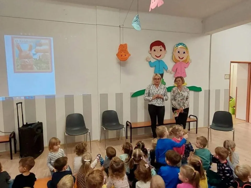 Głośne czytanie książek w grupie Delfiny — zdjęcie 4