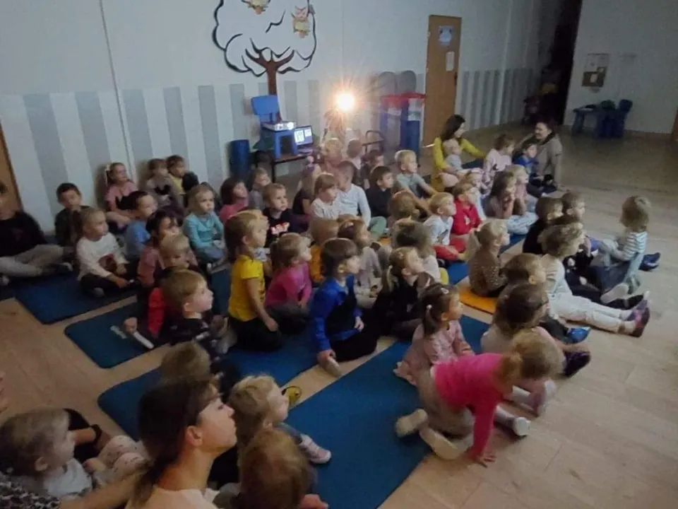 Głośne czytanie książek w grupie Delfiny — zdjęcie 5