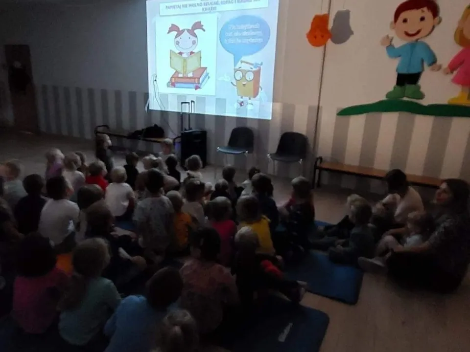 Głośne czytanie książek w grupie Delfiny — zdjęcie 6