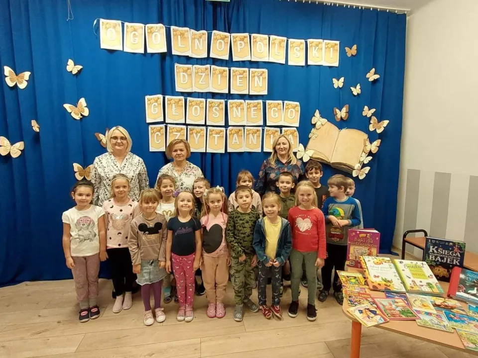 Głośne czytanie książek w grupie Delfiny — zdjęcie 7