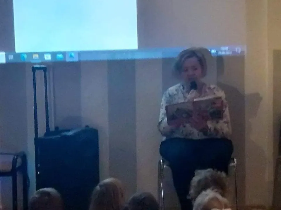 Głośne czytanie książek w grupie Delfiny — zdjęcie 8