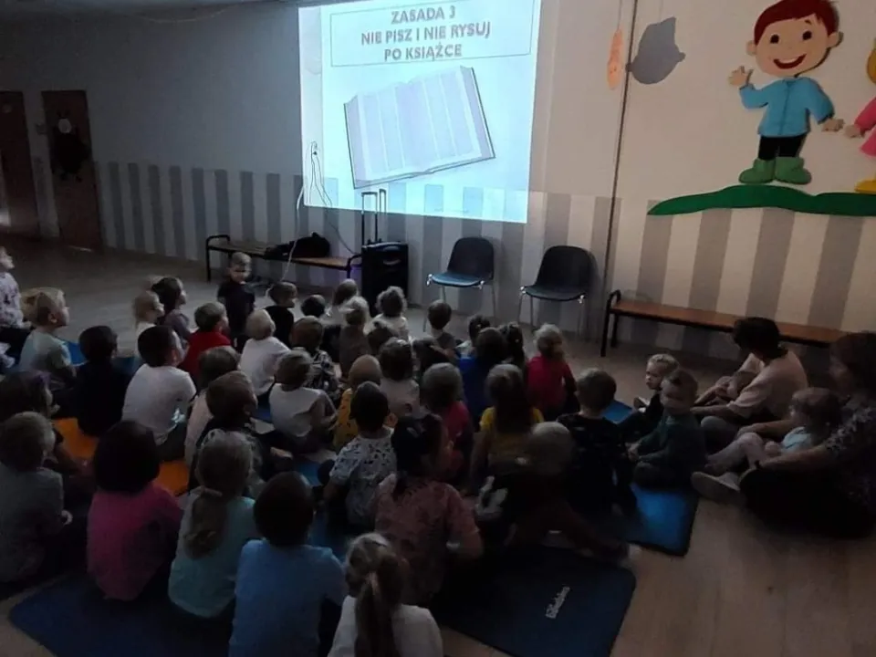 Głośne czytanie książek w grupie Delfiny — zdjęcie 9