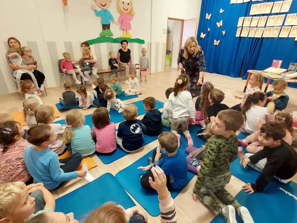 Głośne czytanie książek w grupie Delfiny — zdjęcie 10