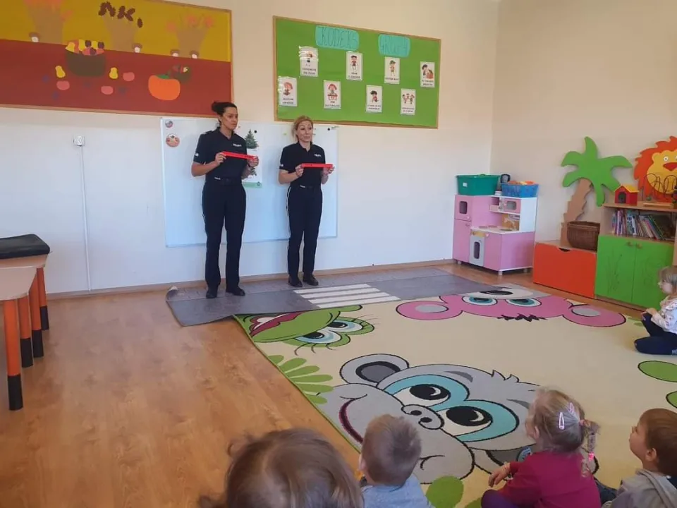 Spotkanie Biedronek z Policją — zdjęcie 9