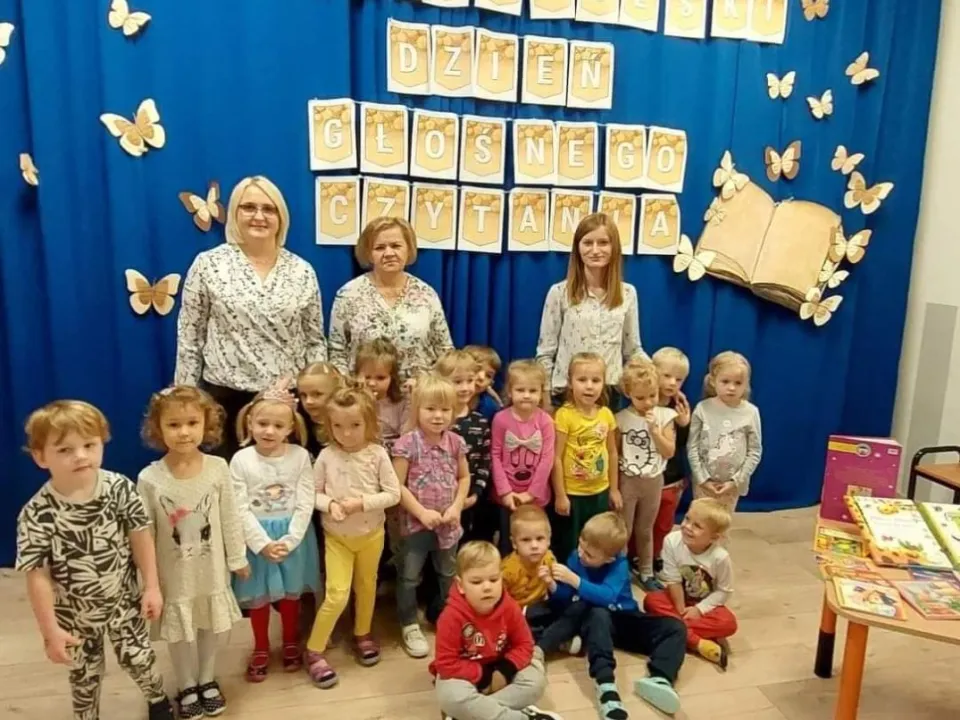 Dzień Głośnego Czytania w grupie Biedronek — zdjęcie 1