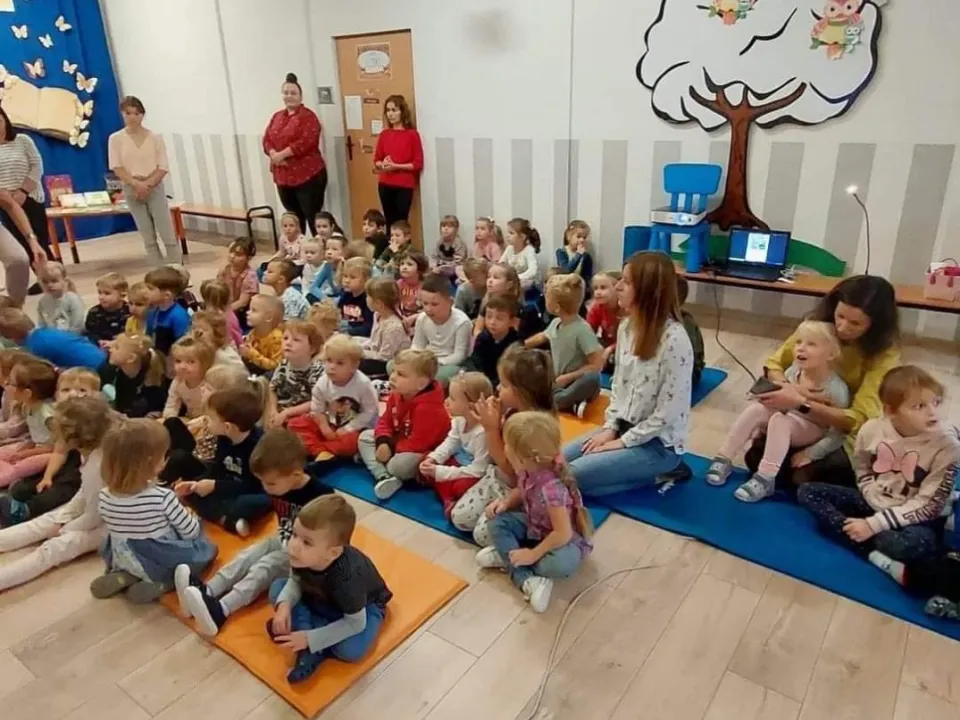 Dzień Głośnego Czytania w grupie Biedronek — zdjęcie 2
