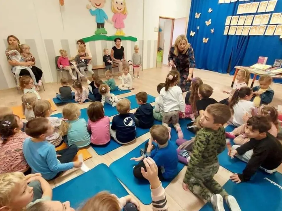 Dzień Głośnego Czytania w grupie Biedronek — zdjęcie 4