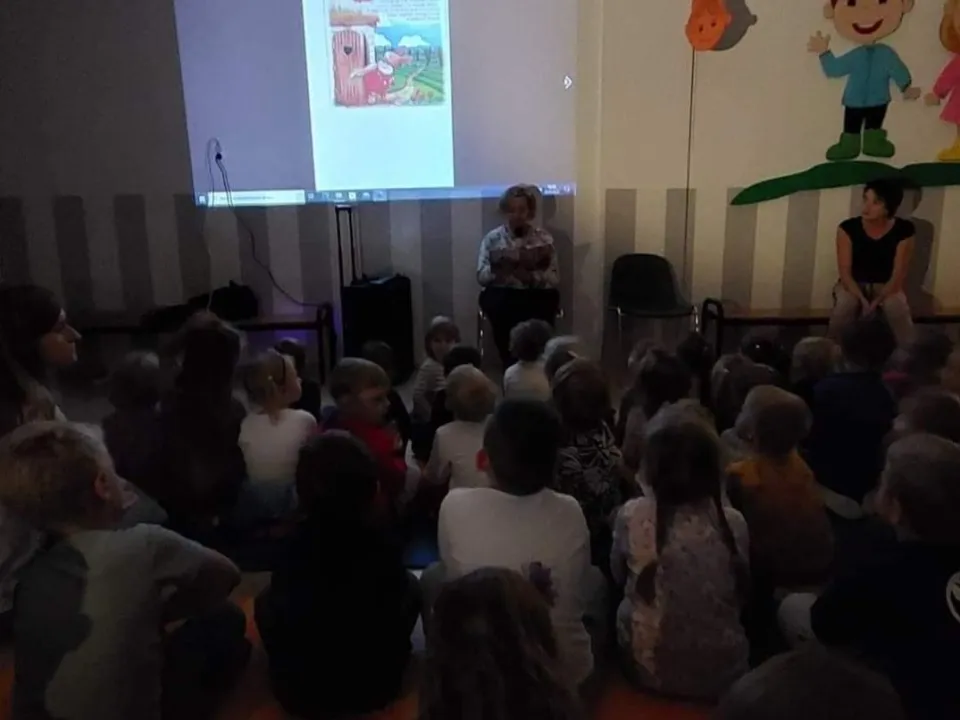 Dzień Głośnego Czytania w grupie Biedronek — zdjęcie 7