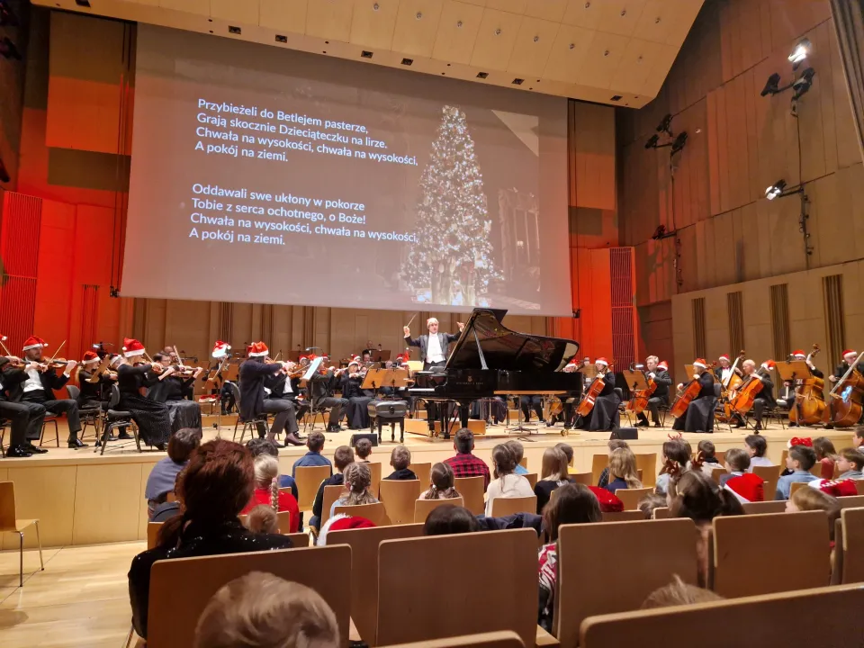Koncert mikołajkowy w Filharmonii Świętokrzyskiej  — zdjęcie 7