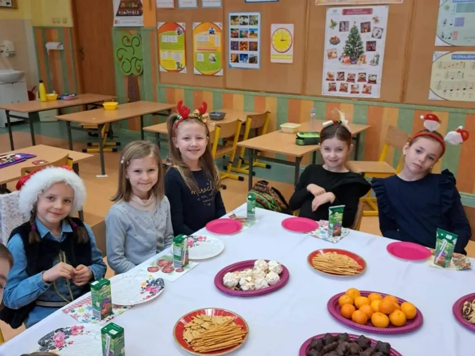 WIGILIE KLASOWE I WSPÓLNE KOLĘDOWANIE KLAS 1-3 — zdjęcie 5