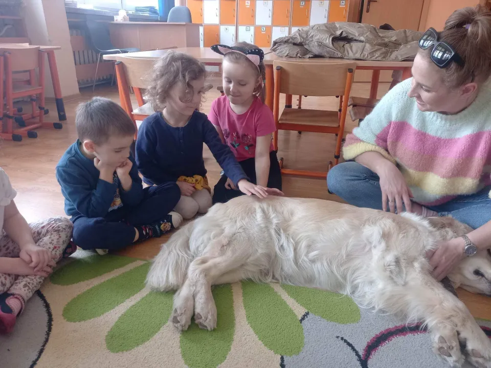 Dogoterapia w grupie biedronk — zdjęcie 2