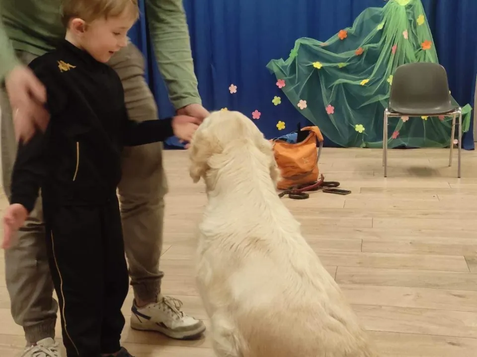 Dogoterapia w grupie biedronk — zdjęcie 3