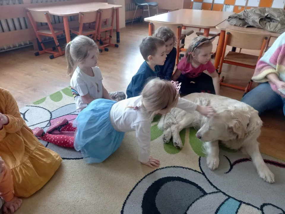 Dogoterapia w grupie biedronk — zdjęcie 4