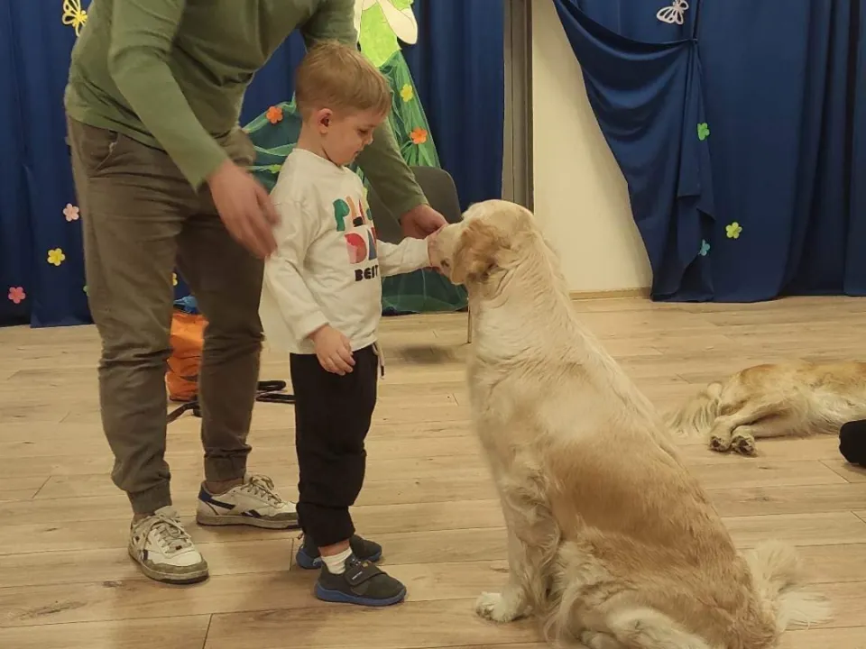 Dogoterapia w grupie biedronk — zdjęcie 12