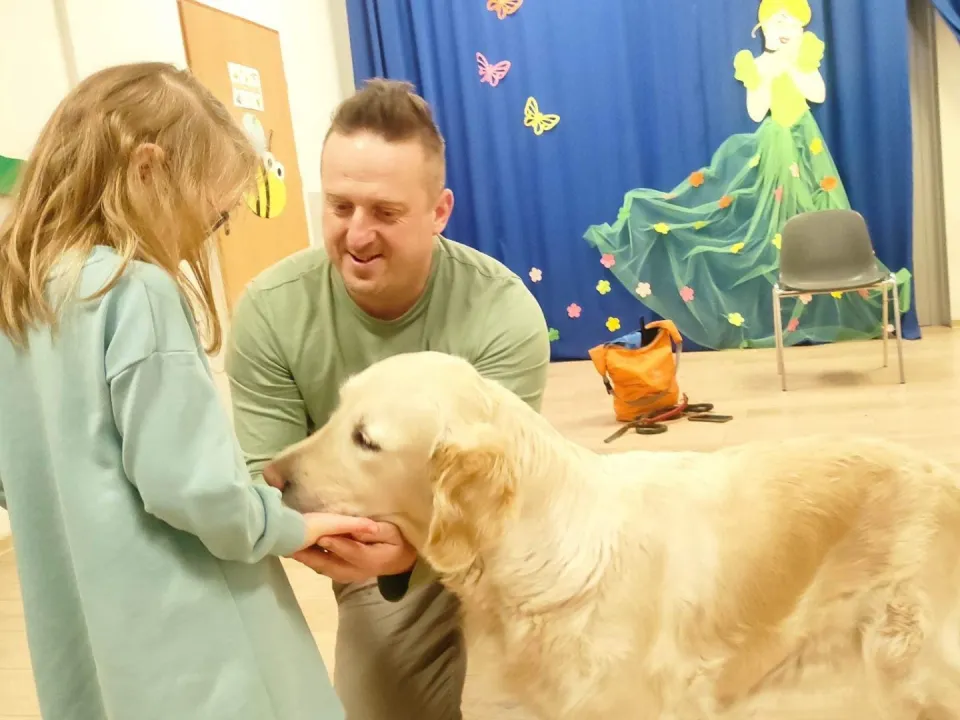Dogoterapia w grupie biedronk — zdjęcie 13