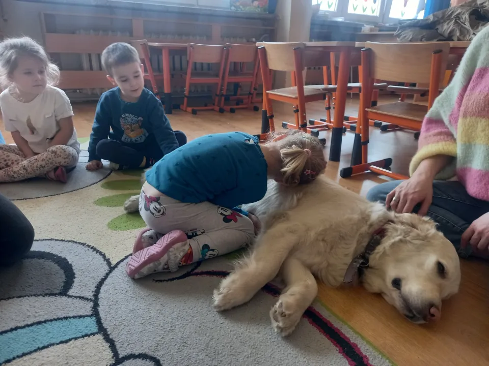Dogoterapia w grupie Lisków — zdjęcie 2