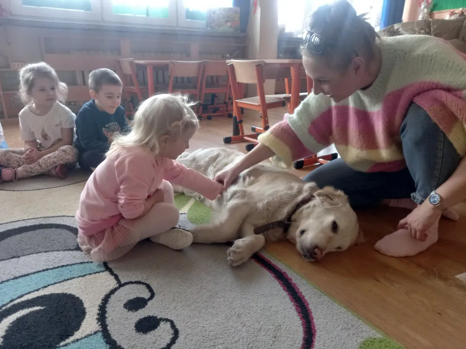 Dogoterapia w grupie Lisków — zdjęcie 3