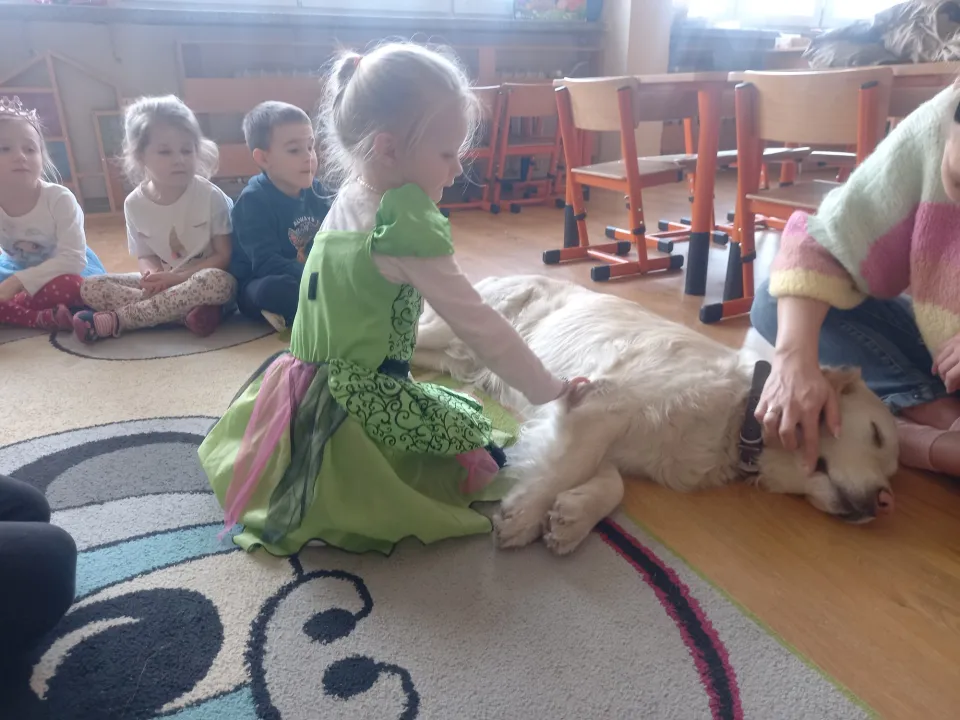 Dogoterapia w grupie Lisków — zdjęcie 4