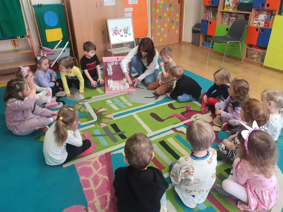 Biedronki poznają zawód stomatologa — zdjęcie 3