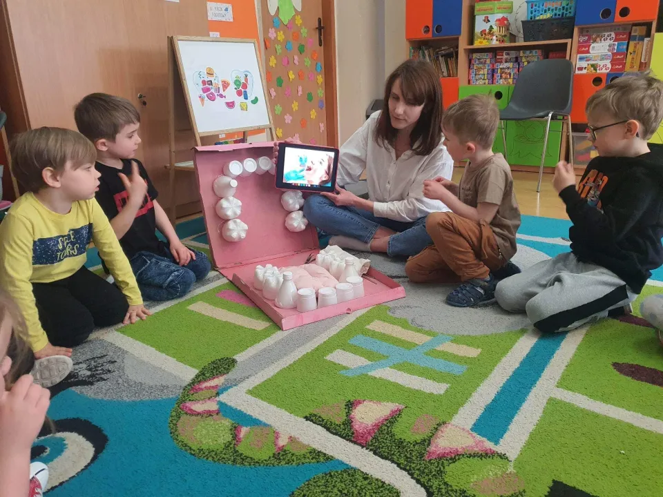 Biedronki poznają zawód stomatologa — zdjęcie 12