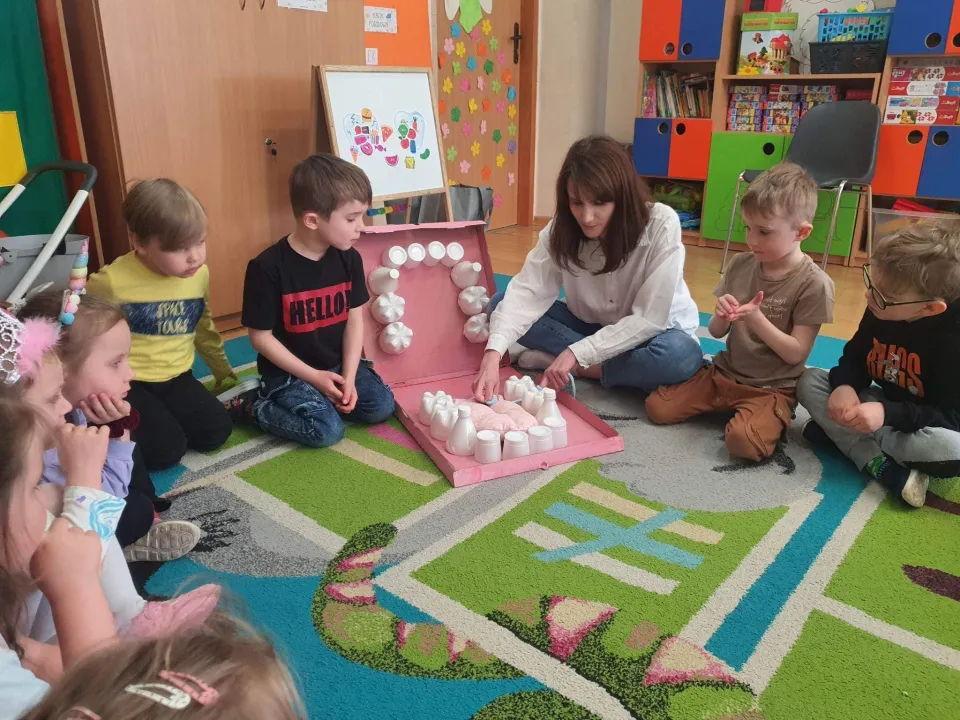 Biedronki poznają zawód stomatologa — zdjęcie 13