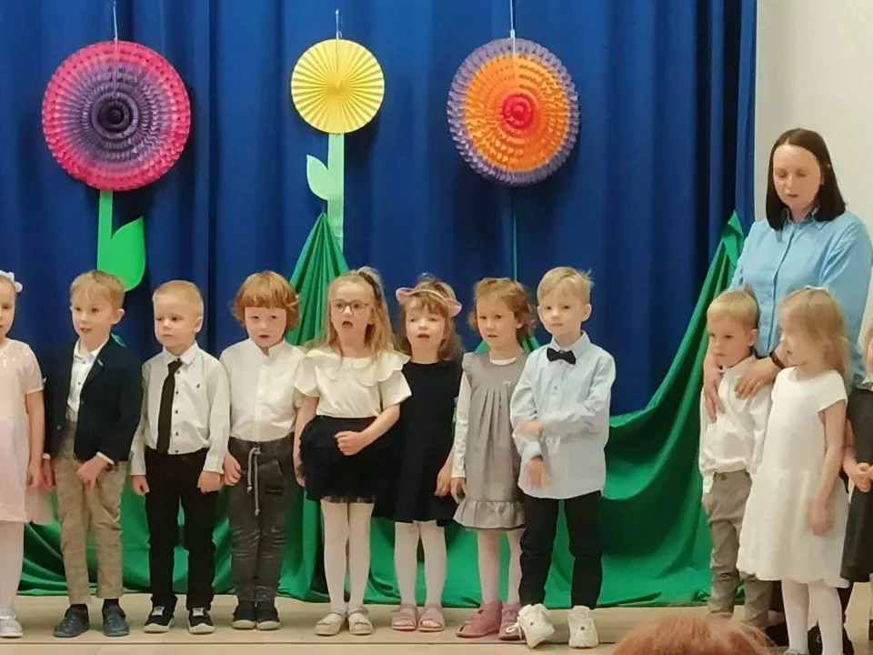 Dzień Mamy i Taty w grupie Biedronek - fotorelacja — zdjęcie 1