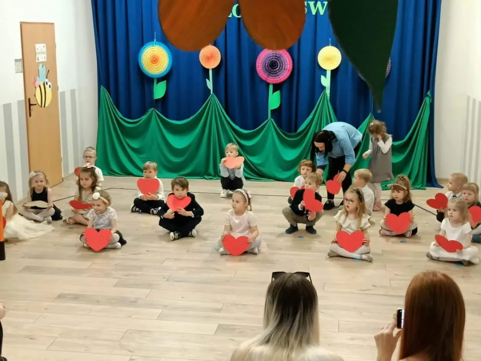 Dzień Mamy i Taty w grupie Biedronek - fotorelacja — zdjęcie 3