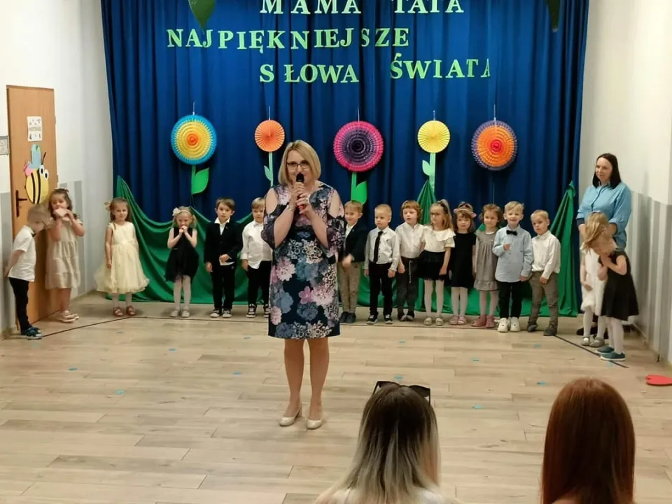 Dzień Mamy i Taty w grupie Biedronek - fotorelacja — zdjęcie 11