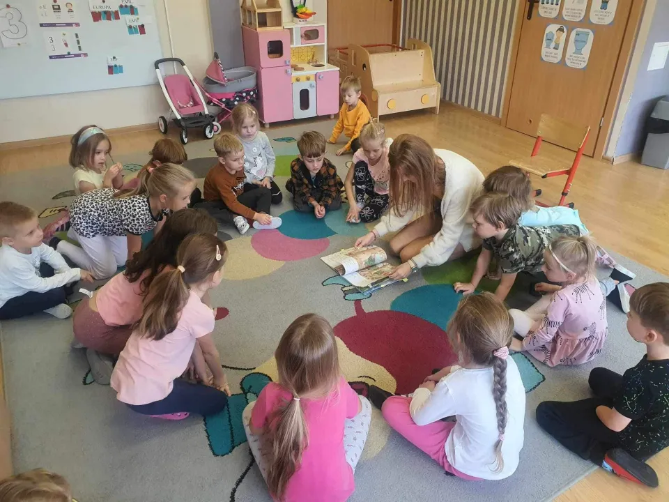 Głośne czytanie dzieciom — zdjęcie 1